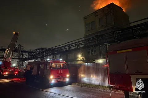 В Ярославле горела крыша бывшего завода «Лакокраска»