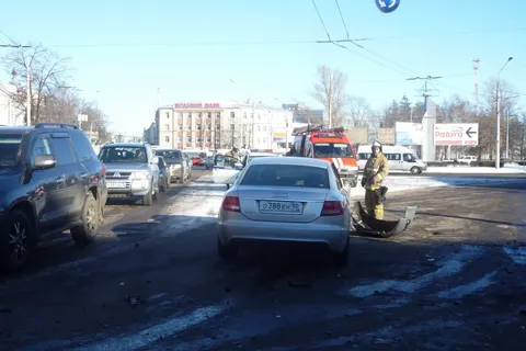 В центре Ярославля столкнулись иномарка и маршрутка