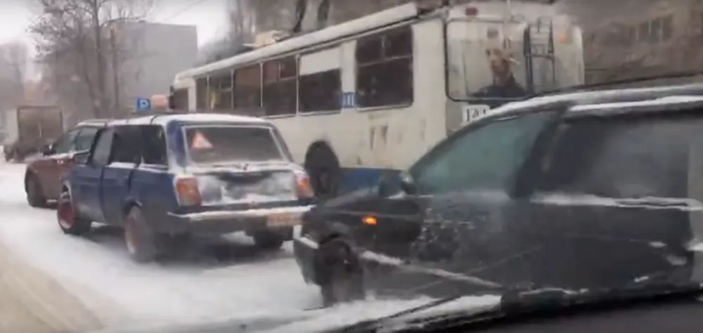 Снегопад в Ярославле стал причиной ДТП и пробок