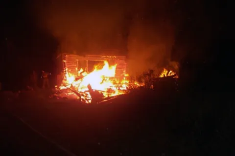 В Ярославской области ночью сгорел дом