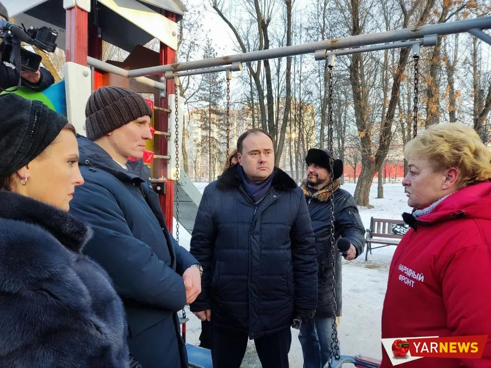 «На таком же погиб ребенок»: федеральная проверяющая осмотрела детские городки в Ярославле     