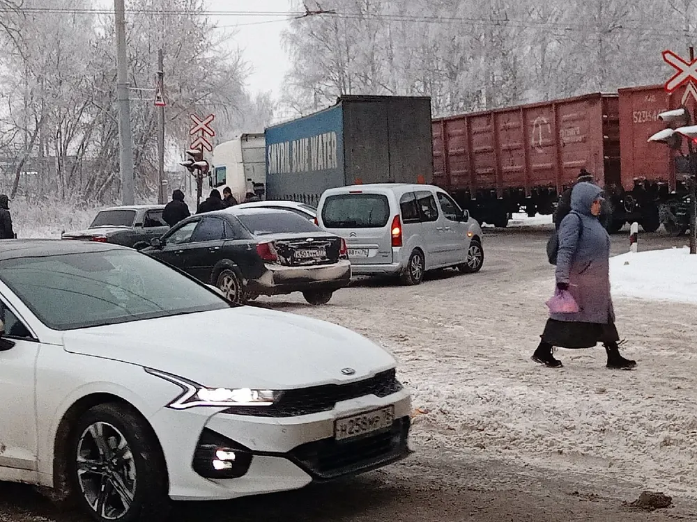 В Ярославле фура столкнулась с поездом