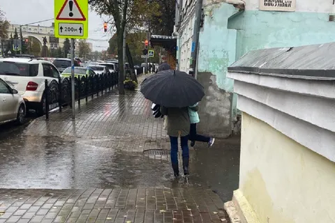 В центре Ярославля пытались откачать «вечную» лужу