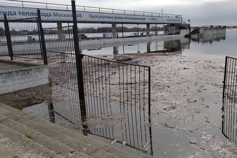 В Ярославле вода подступила к Волжской набережной