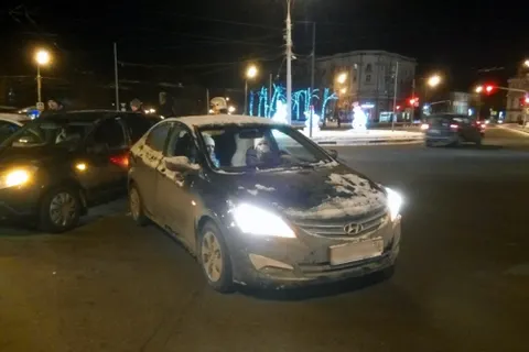 На Красной площади в Ярославле не смогли разъехаться три автомобиля