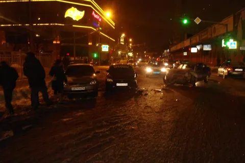 На парковке у торгового центра «Аура» в Ярославле пьяный водитель спровоцировал ДТП