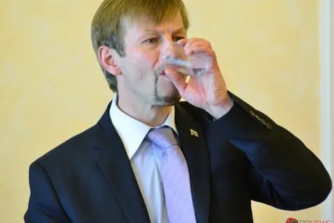 Заместители мэра Ярославля пришли на заседание муниципалитета в красивых костюмах и красивых галстуках. Фото