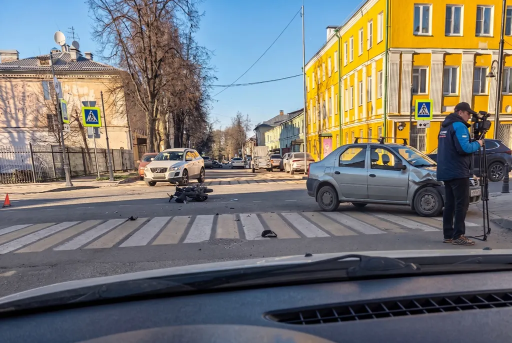 В Рыбинске в столкновении с легковушкой пострадал водитель мопеда