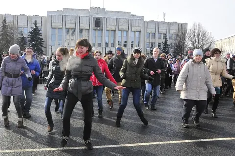 В Ярославле на Советской площади станцевали буги-вуги. Фоторепортаж