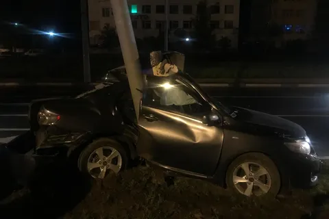«Долетался»: в Ярославле «Тойоту» намотало на столб