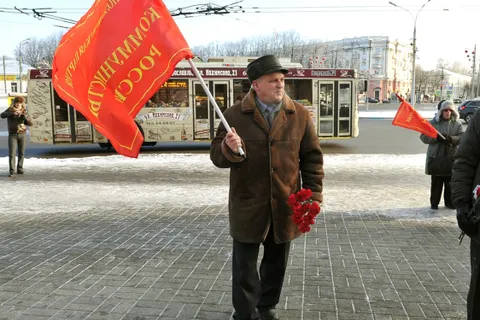 В Ярославле коммунисты возложили цветы к памятнику Ленину. Фоторепортаж