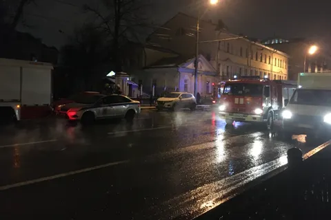 В центре Ярославля горит здание военного комиссариата: фото