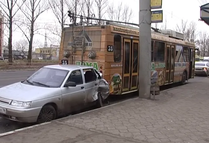 В Ярославле в ДТП попал троллейбус с людьми 