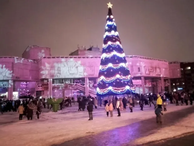 В Ярославле Дед Мороз зажег главную елку города