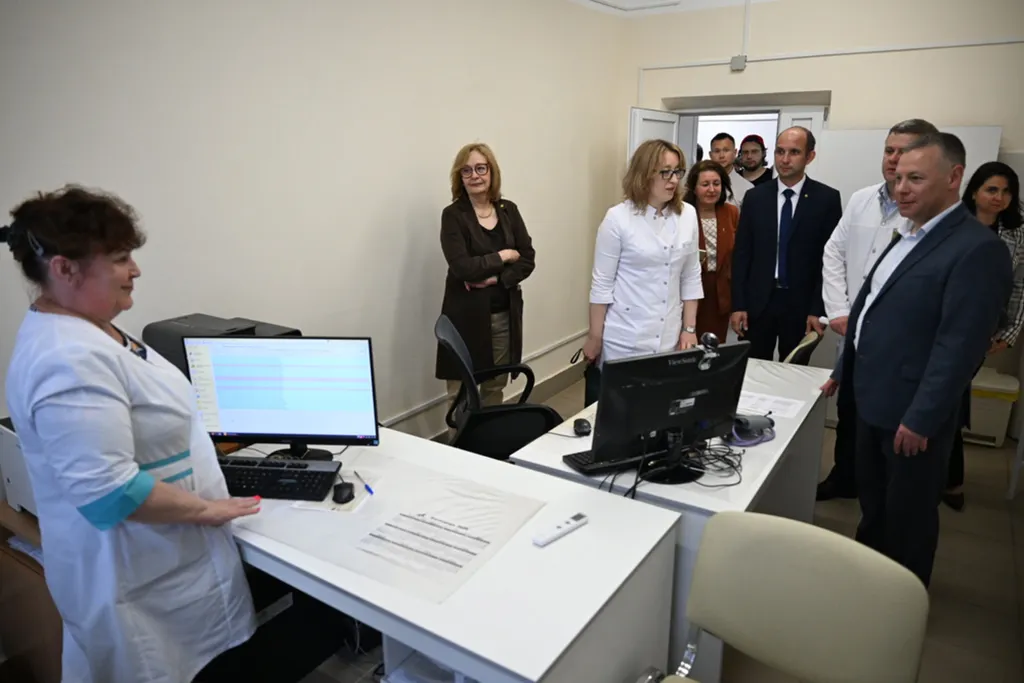 Михаил Евраев побывал в большесельской больнице