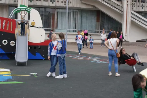 На площади Юности в Ярославле открыли современный детский городок