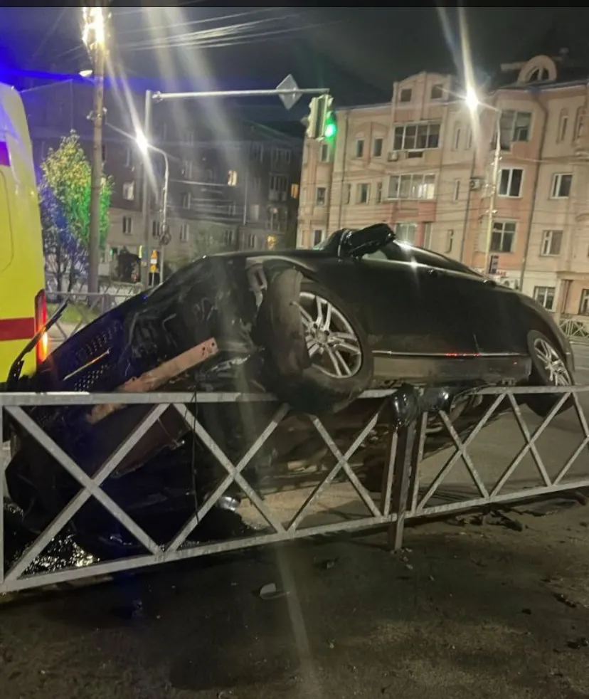 В Ярославле «Мерседес» налетел на ограждение