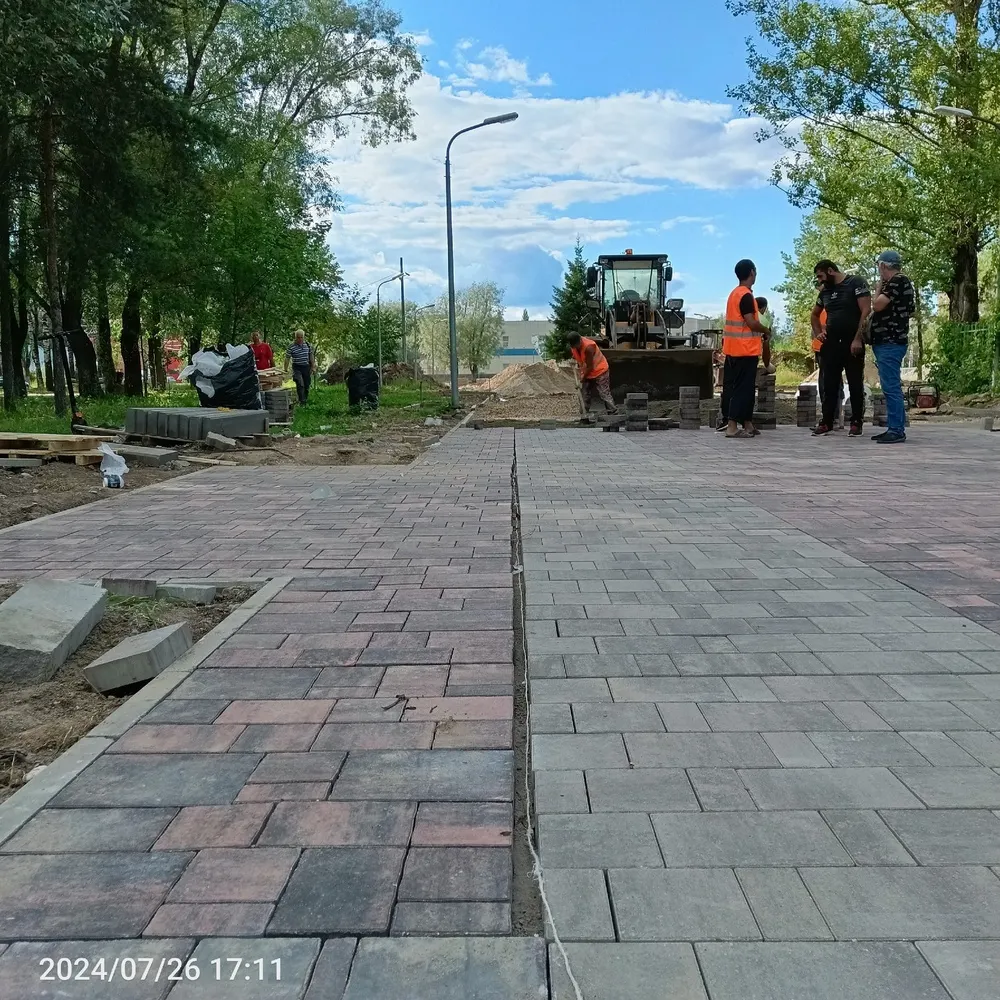 В парке 30-летия Победы будут перекладывать плитку