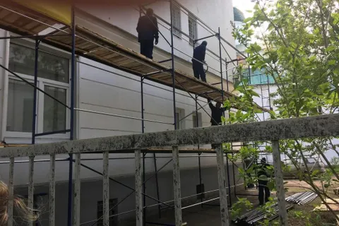 В исторической части Ярославля начали ремонтировать фасады жилых домов