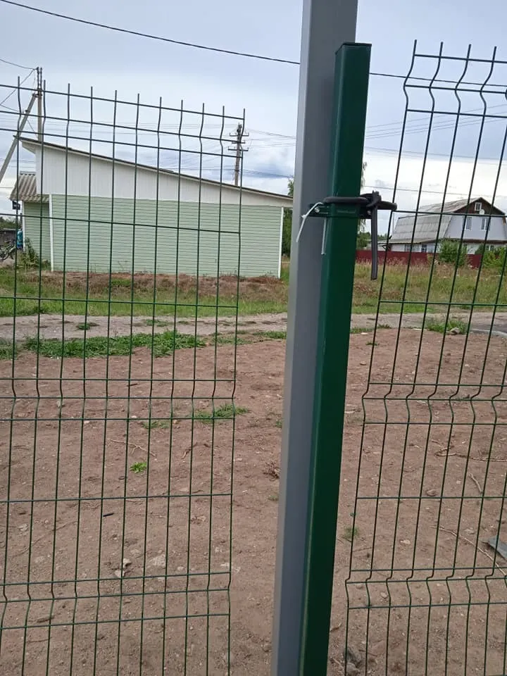 «На соплях»: под Переславлем развалилась свежеоткрытая спортплощадка