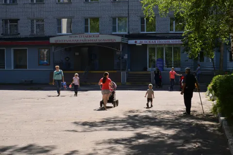 Дорогу к больнице в Тутаеве отремонтировали после вмешательства общественной приемной главы региона