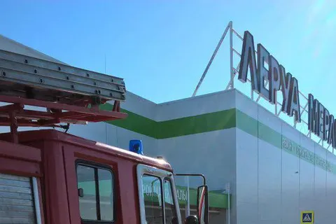 У торгового центра «Леруа Мерлен» в Ярославле работают пожарные расчеты
