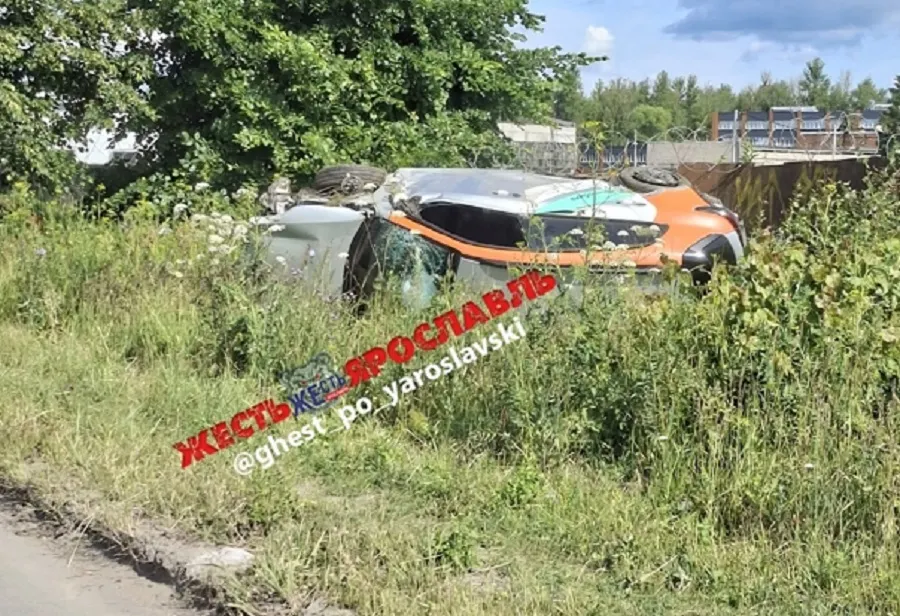 Утром в Ярославле перевернулся автомобиль каршеринга