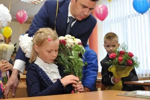 Дмитрий Миронов провел День знаний в школе и университете