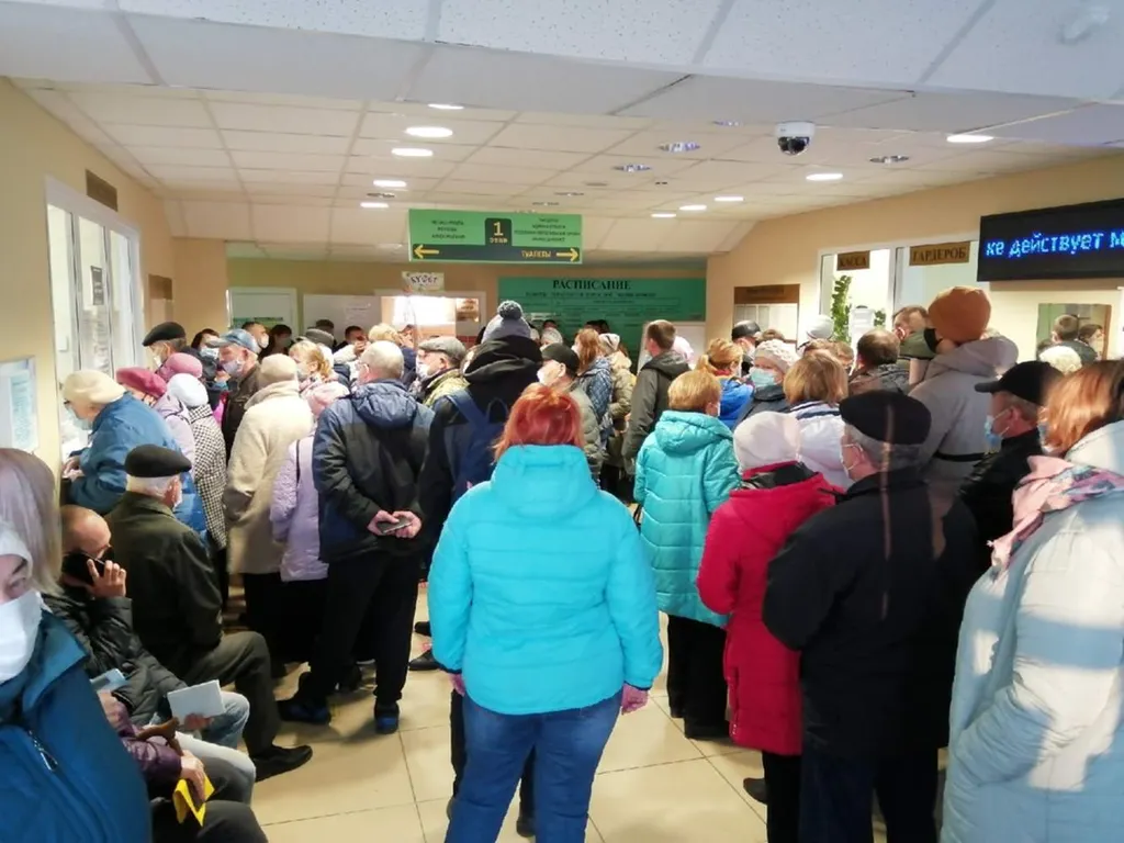 В Ярославской области в поликлиниках выстраиваются огромные очереди