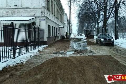 «Работают бесплатно?»: в Ярославле продолжают укладывать плитку на Красном съезде