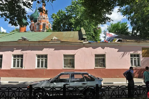 В Ярославле у школы «Ярославская икона» «поехала» крыша. С фото