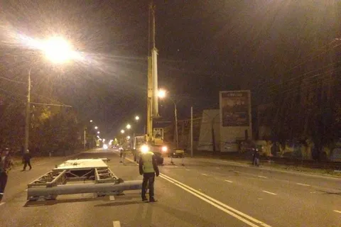 Незаконные рекламные конструкции в Ярославле демонтируют и по ночам