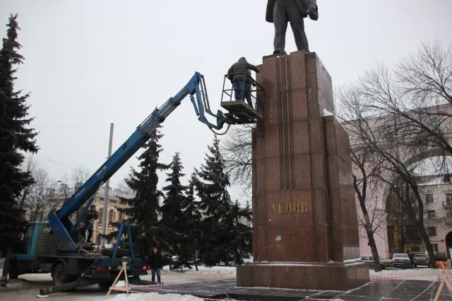 В Ярославле начались работы по ремонту памятника Ленину