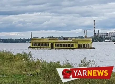 В Ярославле на Волге тонет скандальный дебаркадер