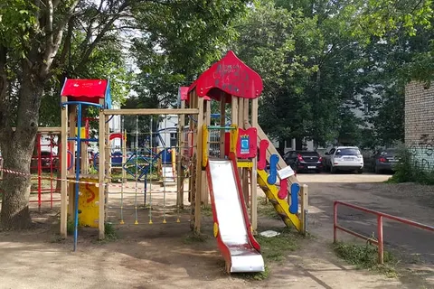 На детских площадках Ярославля появились предупреждающие объявления