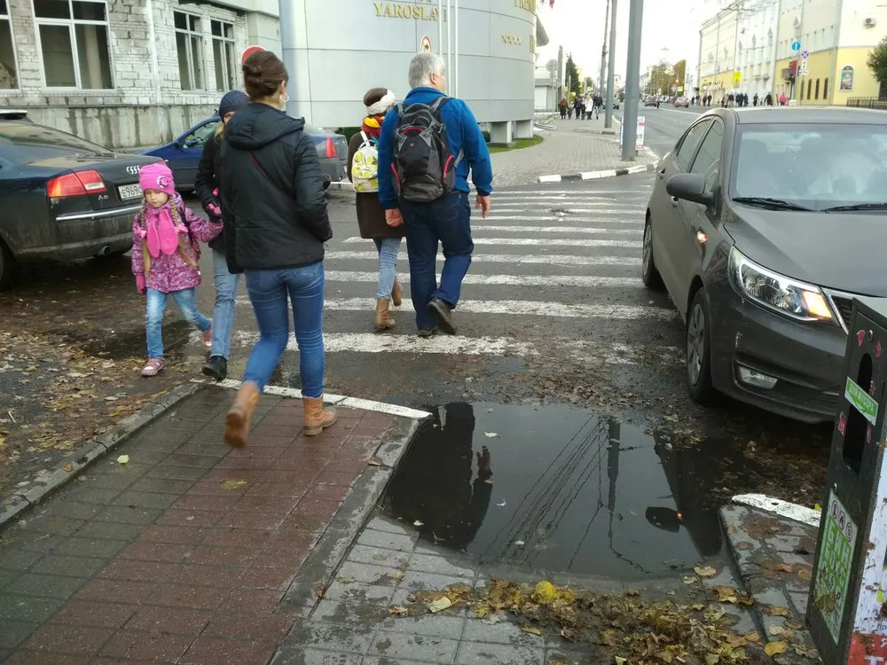Ярославцы тонут в лужах на пешеходных переходах