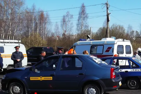 В Рыбинске трактор при перевозке выпал из МАЗА