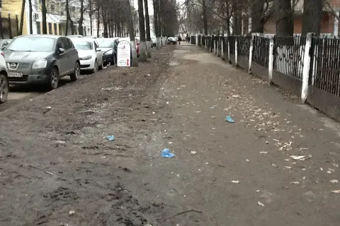 Дом Валентины Терешковой в центре Ярославля завален мусором