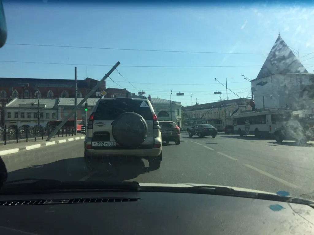 На Богоявленской площади в центре Ярославля рухнули столбы контактной сети