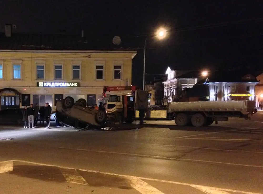 В центре Ярославля перевернулся джип