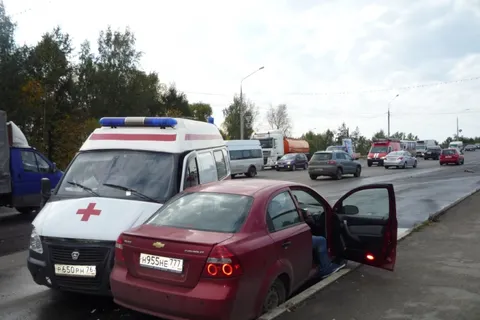 На Октябрьском мосту в Ярославле столкнулись четыре машины