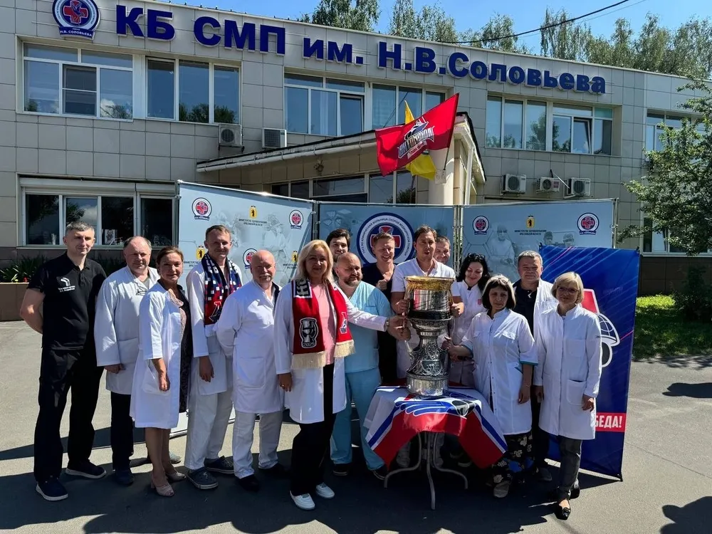 Кубок Гагарина побывал в ярославской больнице скорой помощи