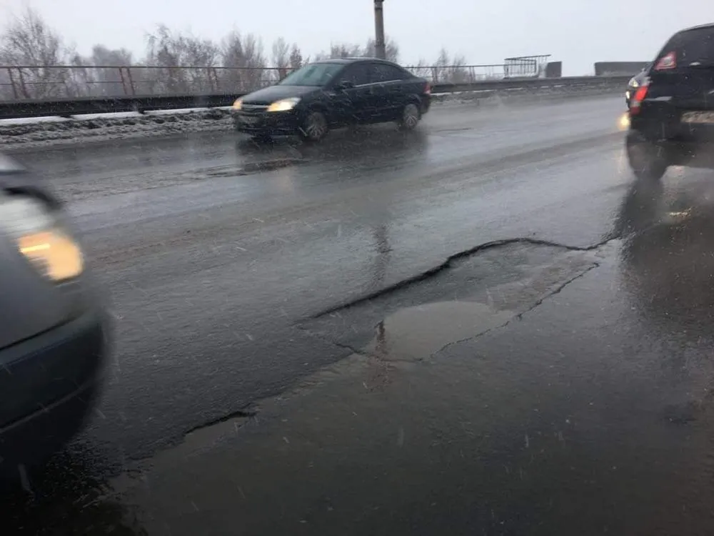Ямы-убийцы на Октябрьском мосту залатали 