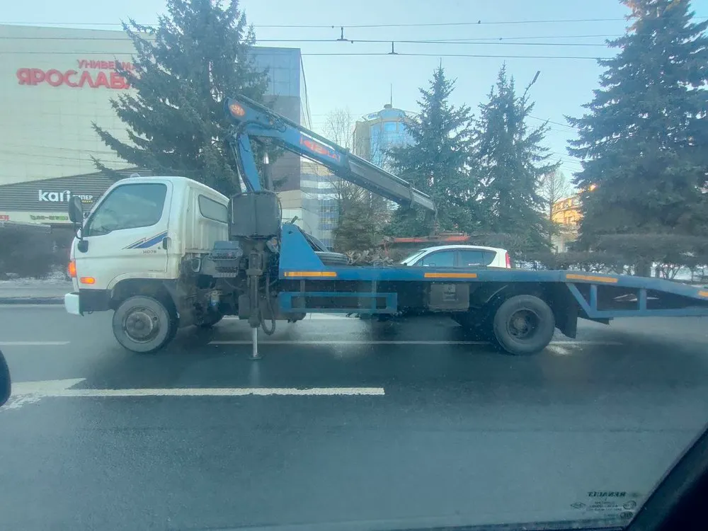 В центре Ярославля эвакуируют авто за нарушение правил парковки