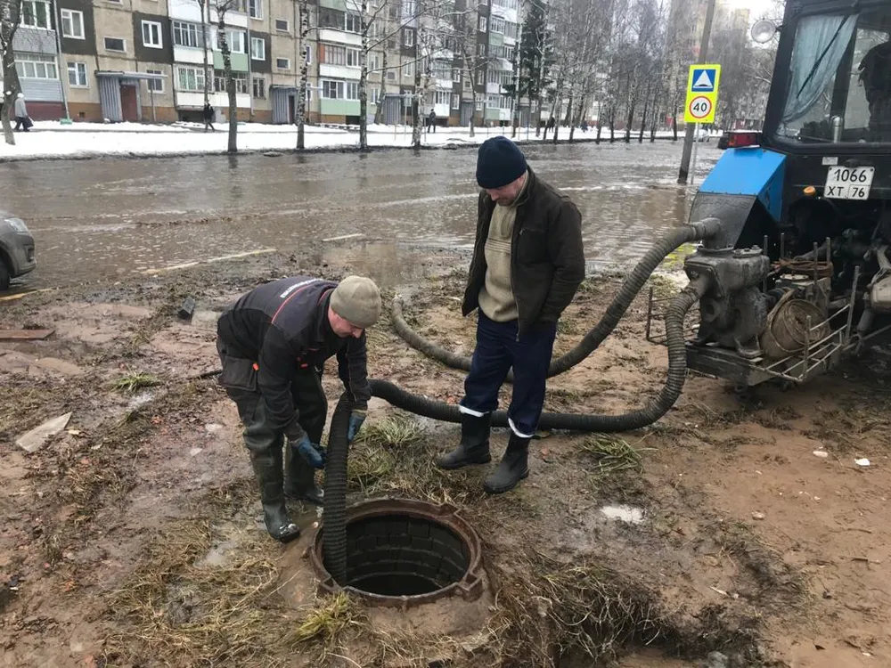 «Ярославльводоканал» рассказал о причинах потопа на улице Серго Орджоникидзе