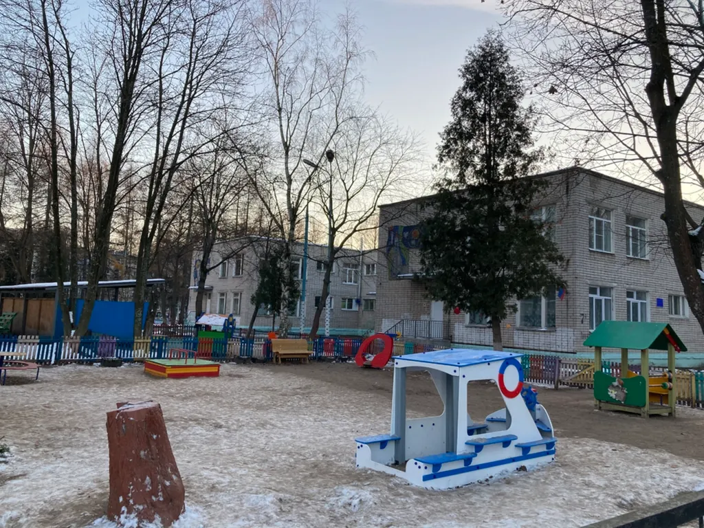 В Ярославле с крыши детского сада упал ремонтник