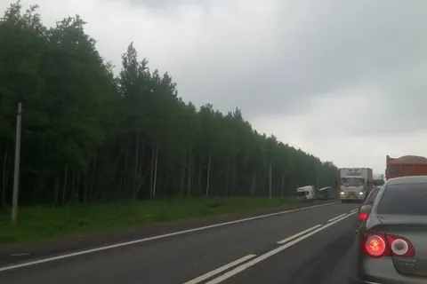 В Ярославской области столкнулись три фуры