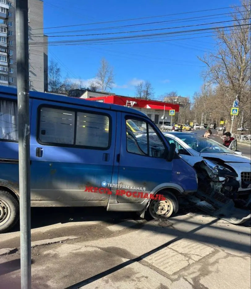 Около Ярославского «Вернисажа» произошло массовое ДТП