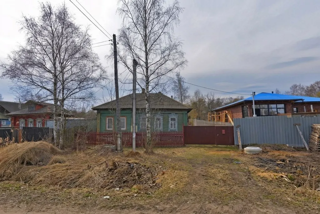 В Ярославле вторые сутки подряд горит частный дом
