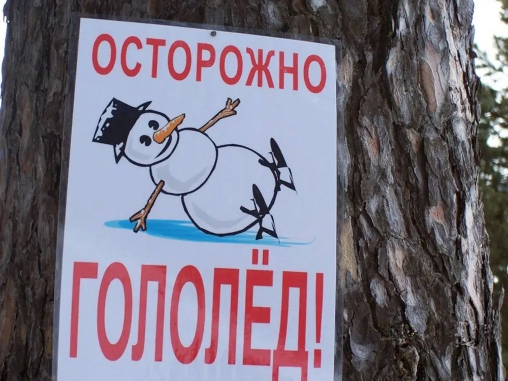 Тротуары в центре Ярославля посыпают мраморной крошкой